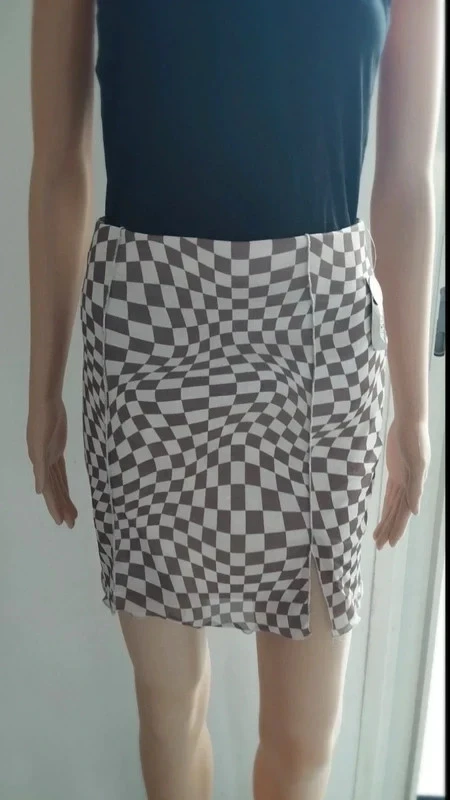 Jupe courte Ardene XS motif damier marron et beige – fente sur le devant